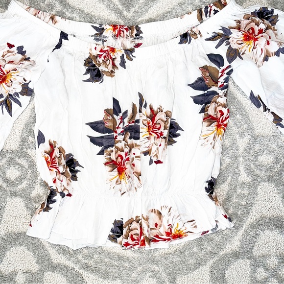 Off Shoulder Crop Top - Picture 2 of 7